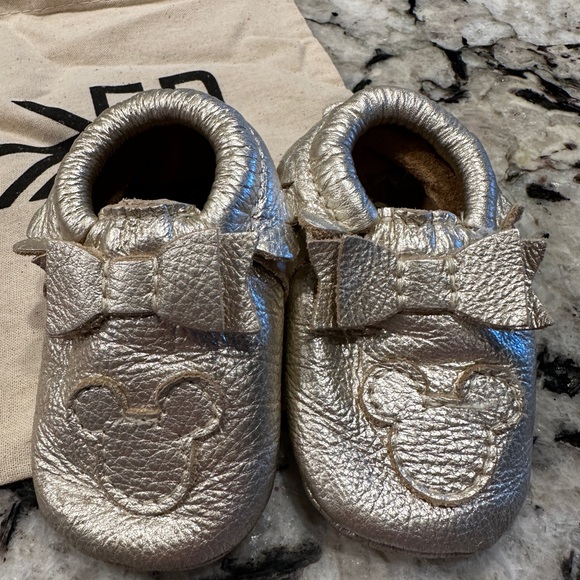 Freshly Picked Platinum Mickey Mouse Bow Baby Shoe in size 3, like new condition - Picture 2 of 16